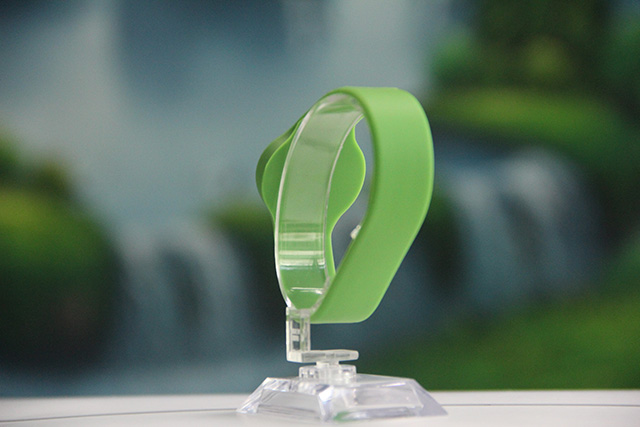 織嘜腕帶在制作過(guò)程中粘結(jié)的方法 織嘜腕帶在制作過(guò)程中粘結(jié)的方法