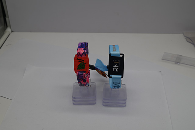 小區門禁卡怎樣定制并且授權開門呢？